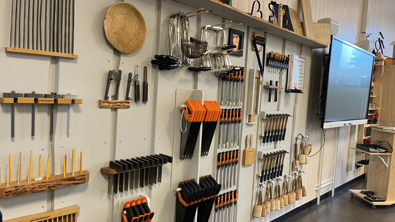 Verktyg hänger på väggen.